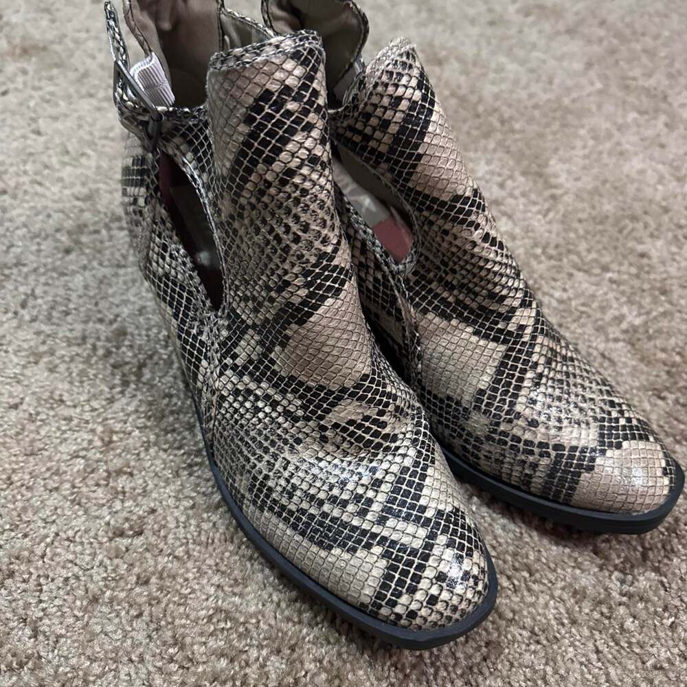 Black and beige snakeskin print